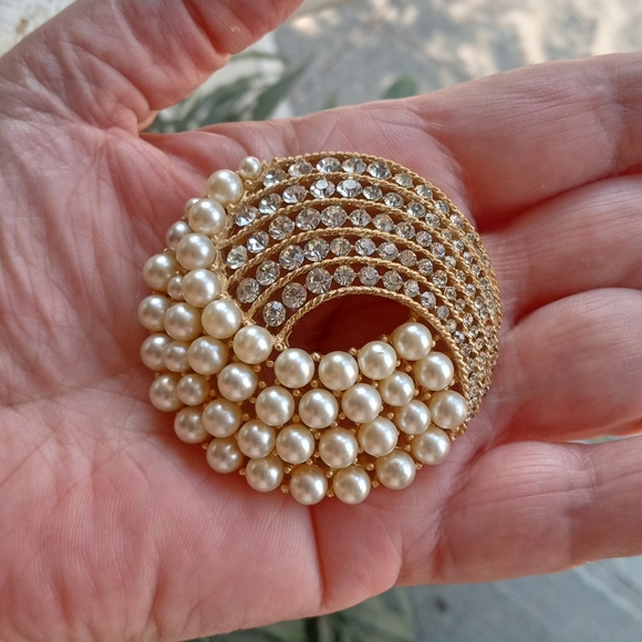Trifari Crown Gold Tone Faux Pearls Rhinestones Vintage 1960's Brooch - Picture 12 of 16